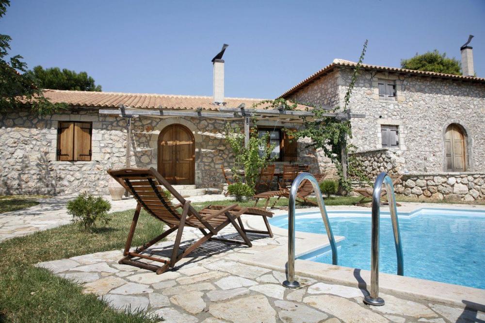 batisse avec piscine